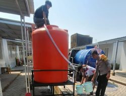 Wujud Kepedulian Polri, Bhabinkamtibmas Untia Bantu Warga Kampung Nelayan dengan Pasokan Air Bersih