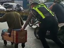 Polisi Hadir untuk Semua, Kanit Lantas Polsek Biringkanaya Bantu Penyandang Disabilitas