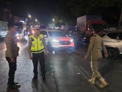 Pastikan Lancar, Kapolsek Makassar Pantau Pendistribusian Antrean Panjang BBM di SPBU Bawakaraeng