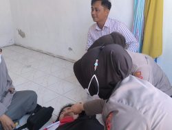 Polwan Polsek Biringkanaya Berikan Penanganan Awal kepada Operator SPBU yang Pingsan Akibat Kelelahan