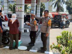 Antrean BBM di SPBU Alauddin, Polsek Tamalate Dampingi Pengusaha Catering Bagikan Ratusan Es Buah