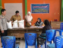 Bhabinkamtibmas Paccerakkang Pantau Penyaluran Bantuan Beras kepada Warga Kurang Mampu