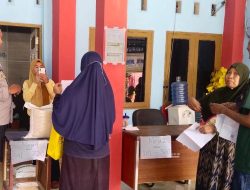 Kawal Penyaluran Bantuan, Bhabinkamtibmas Polsek Rappocini Pantau Pembagian Beras PKH di Banta-Bantaeng