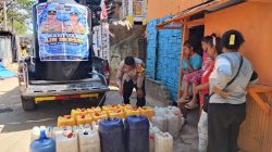 Polsek Tallo Salurkan Bantuan Air untuk Warga Krisis Air Bersih