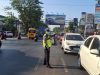 Bukan Sekadar Atur Lalu Lintas, Polisi Bantu Warga Menyeberang di Jalan Sultan Alauddin