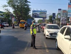 Bukan Sekadar Atur Lalu Lintas, Polisi Bantu Warga Menyeberang di Jalan Sultan Alauddin