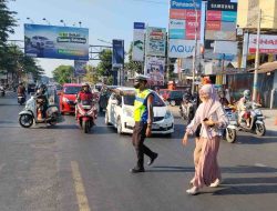 Bantu Warga Menyeberang, Satlantas Polsek Rappocini Hadir Berikan Pelayanan di Jalan