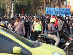 Polisi Urai Kemacetan di Depan Unhas