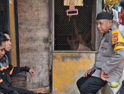 Jaga Wilayah Binaan Tetap Kondusif, Bhabinkamtibmas Bulurokeng Aktif Sambangi Warga