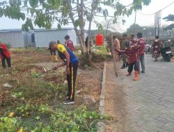 Jumat Bersih, Bhabinkamtibmas Untia Bersama Warga Perkuat Semangat Gotong Royong