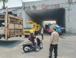 Respons Cepat Laporan Call Center 110, Polsek Tamalanrea Atasi Truk Kontainer Mogok di Jalan Ir. Sutami
