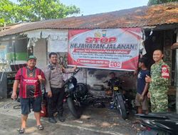 Cegah Kejahatan Jalanan, Bhabinkamtibmas Polsek Rappocini Sosialisasikan Call Center 110 dan Pasang Spanduk Imbauan