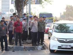 Kapolrestabes Makassar Pantau Aksi Unras di depan Kampus Unhas